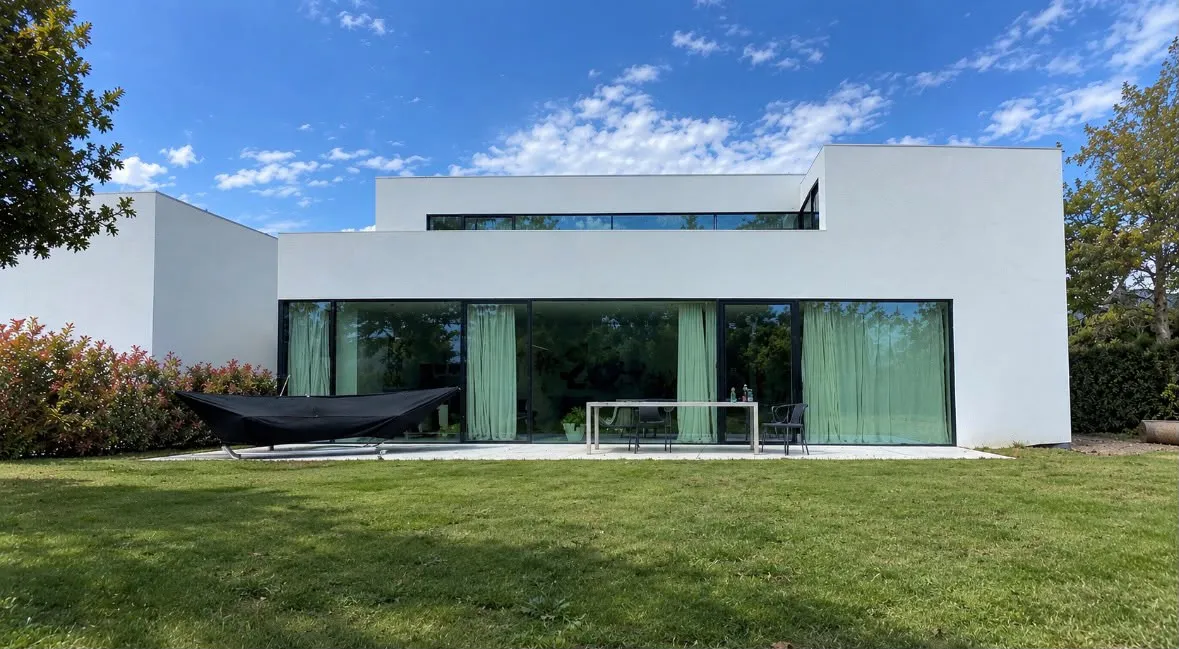 Villa contemporaine avec pelouse entretenue